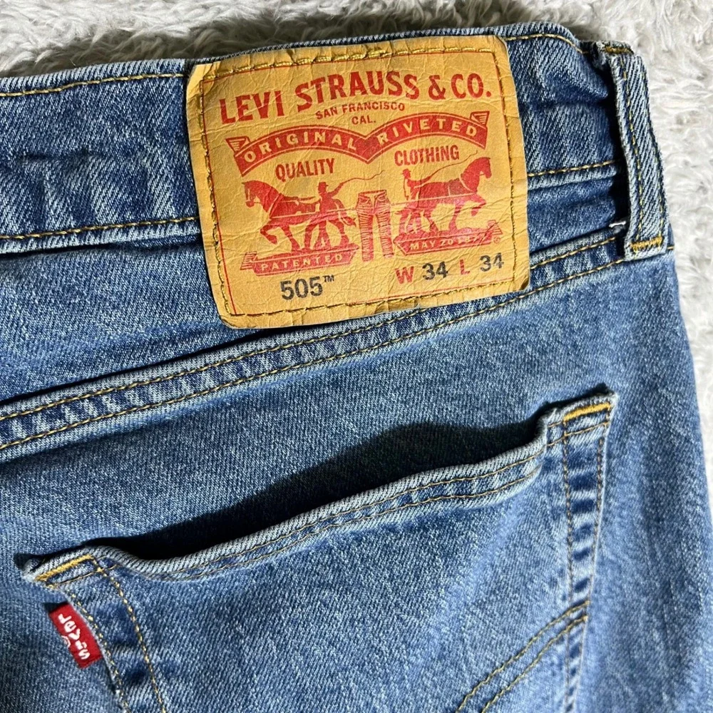 Levis 505 Regular Fit Straight Leg Jeans Mens 34x34 Medium Wash Blue Denim